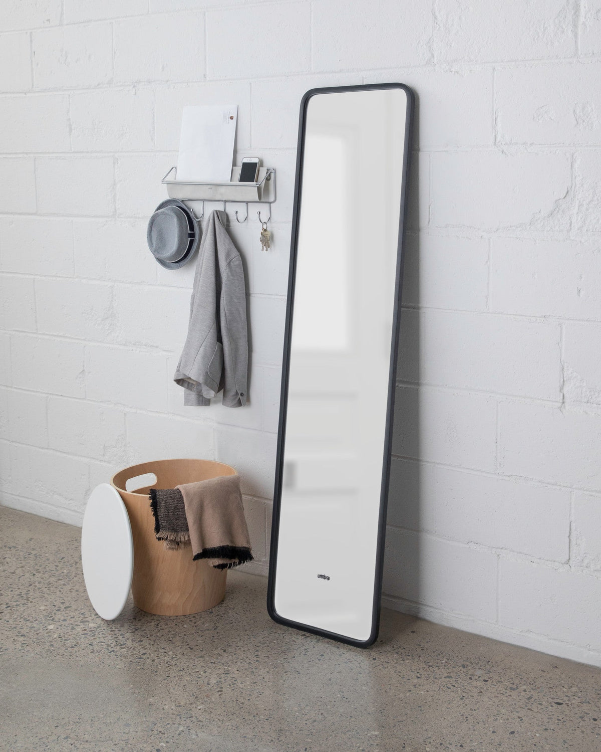Hub Leaning Mirror